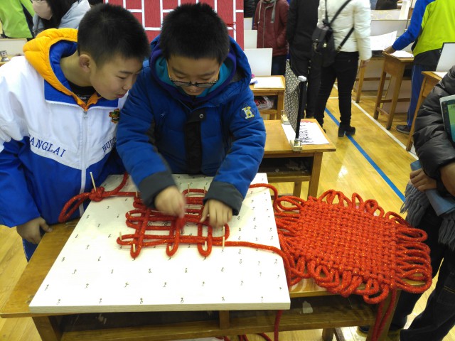 (小学生编织中国结)